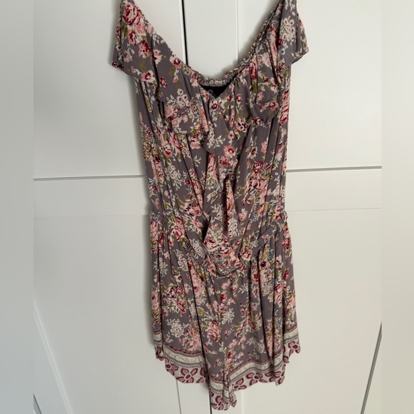 Angie grey floral tube top shorts romper size medium - Picture 4 of 4